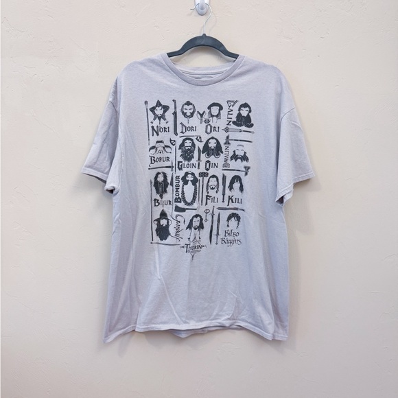 The Hobbit Gray T-Shirt with Front Graphic of Dwarves, Gandalf, & Bilbo (XL) - Picture 1 of 5